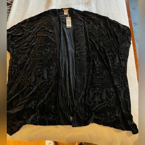 NWT Mystre black velvet flowy women’s poncho